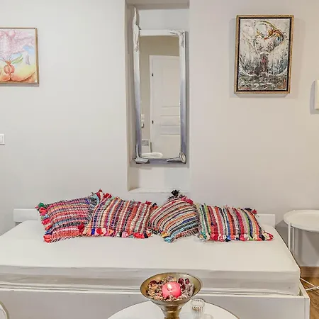 Cozy, Day-Light Studio By The Mall-2